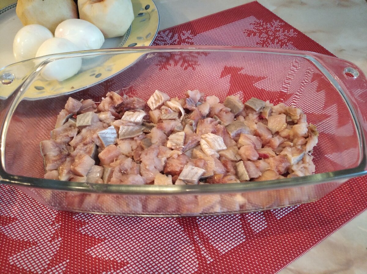 Первый слой мелко нарезанная сельдь.