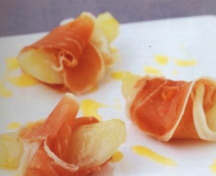 акая оригинальная закуска не останется незамеченной. Вкусная ветчина, не менее вкусные груши в хорошем вине — и результат не разочарует.
