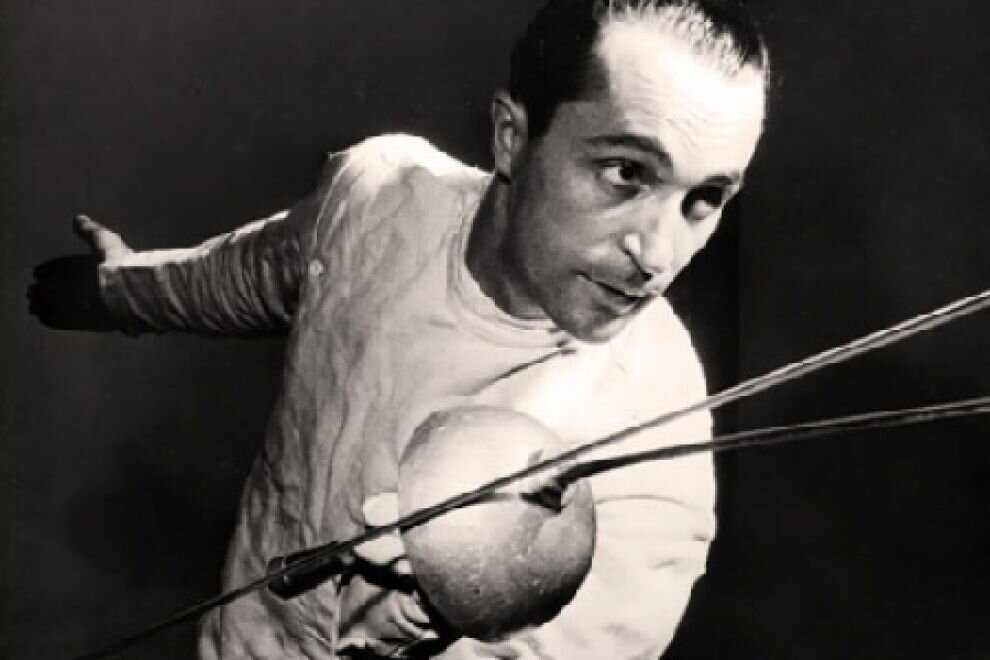 Правша Манджаротти овладевает седьмым соединением удерживая шпагу в левой руке.