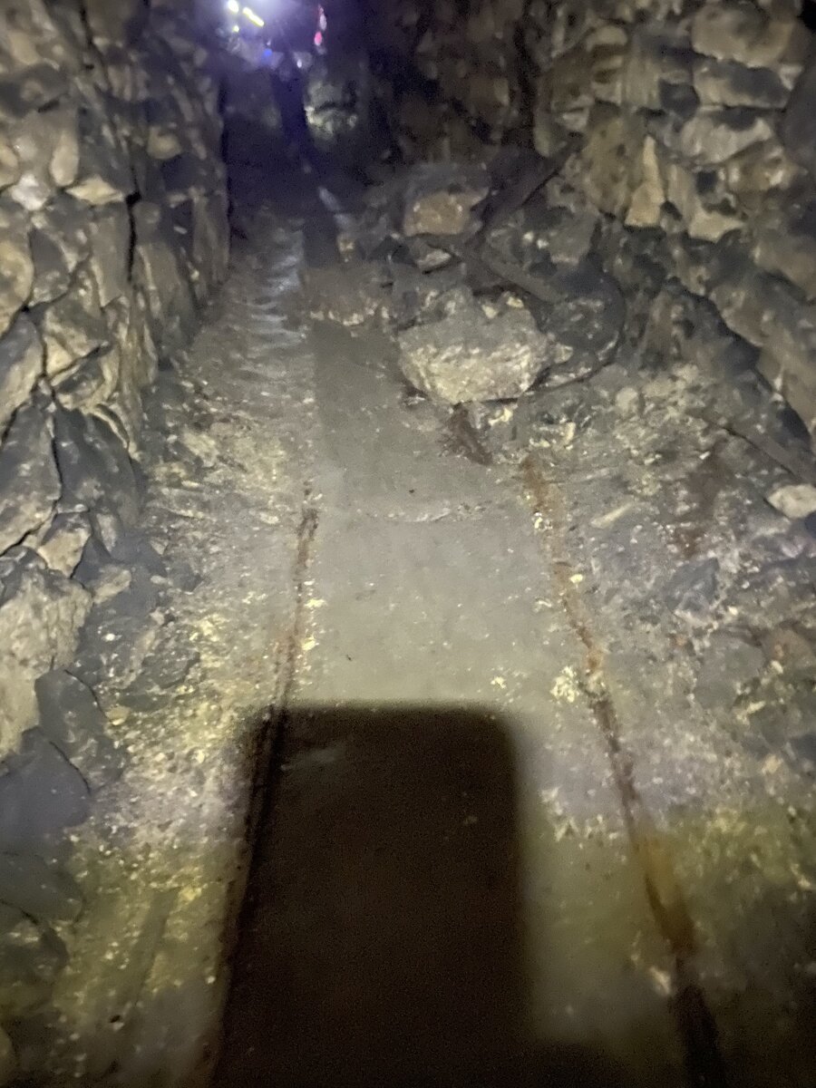 фото автора. остатки рельс, по которым в позапрошлом веке ходили вагонетки