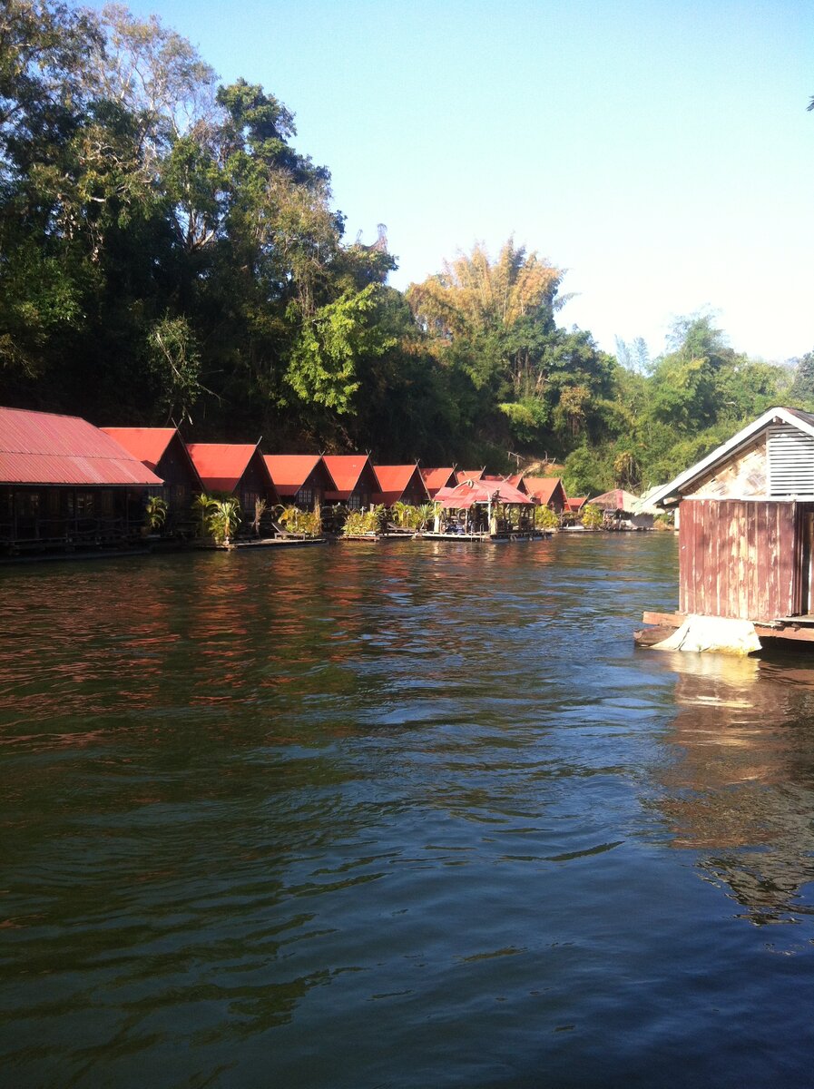 Домики на реке