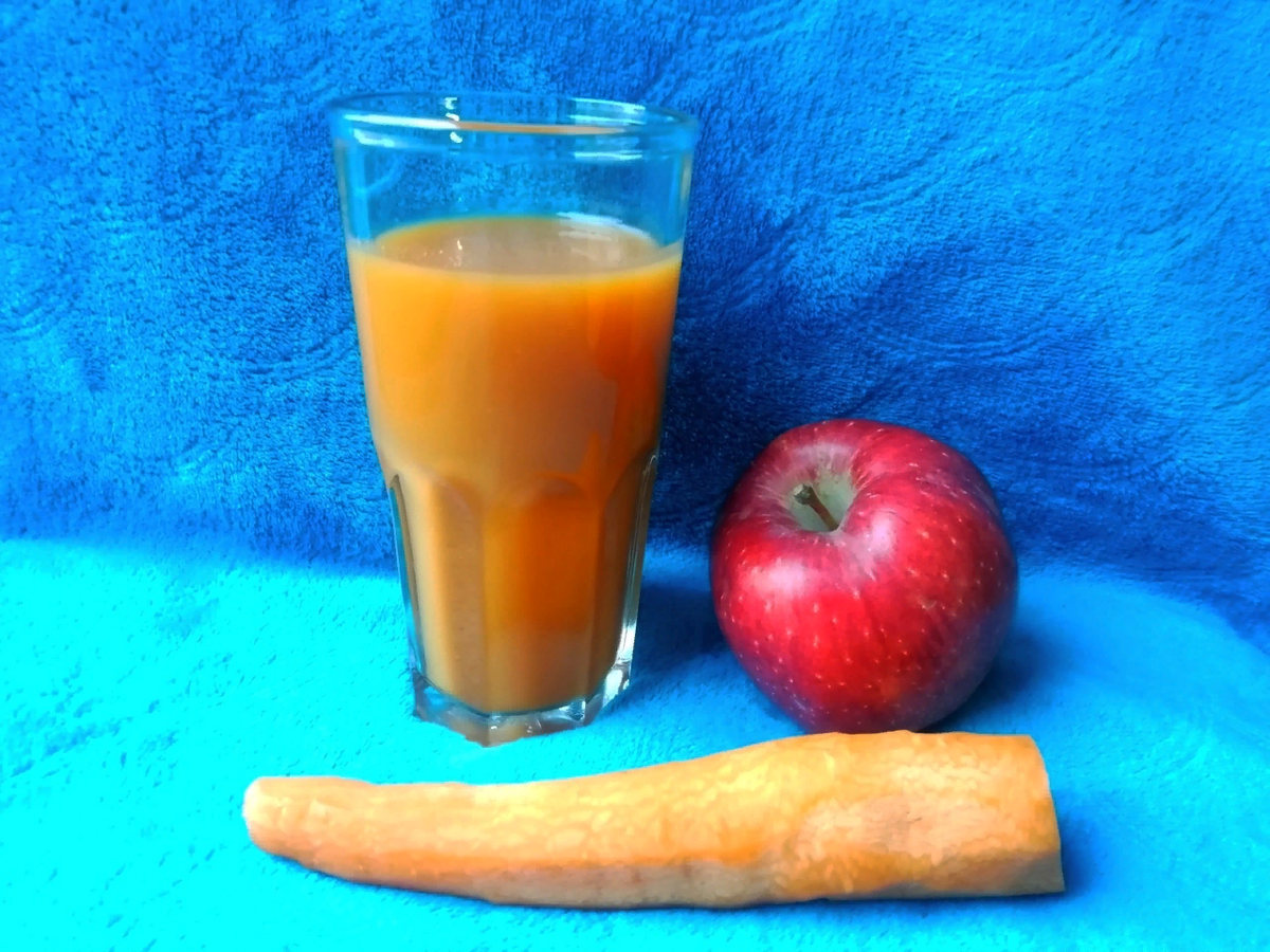 Кстати, сок из моркови и яблока оказался крайне вкусным. Но лучше скушать их целыми...