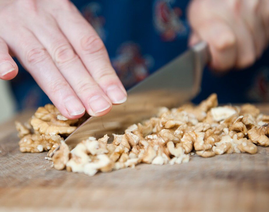 Грецкие орехи добавляют во всевозможные сладкие и соленые блюда, в выпечку, соусы, салаты и многое другое.