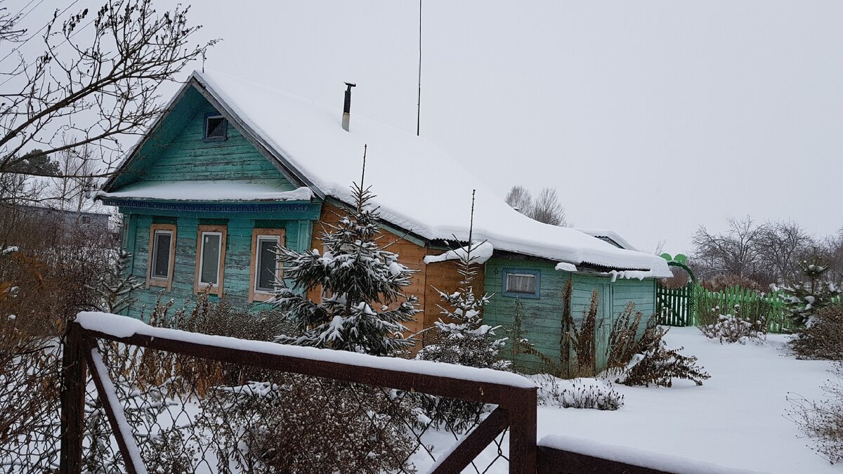 Наш старый дом, с лицевой части, при входе.