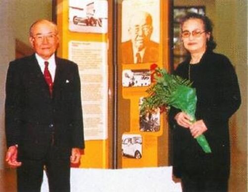 В 1989 году Соитиро Хонда стал первым японцем, чье имя появилось в американском Зале автомобильной славы. Именно в США был создан первый заграничный филиал
фирмы «Хонда».