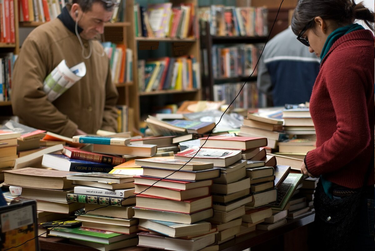  Такие обычные покупатели книг.    #покупатели  Источник -изображение memyselfaneye с сайта Pixabay 
