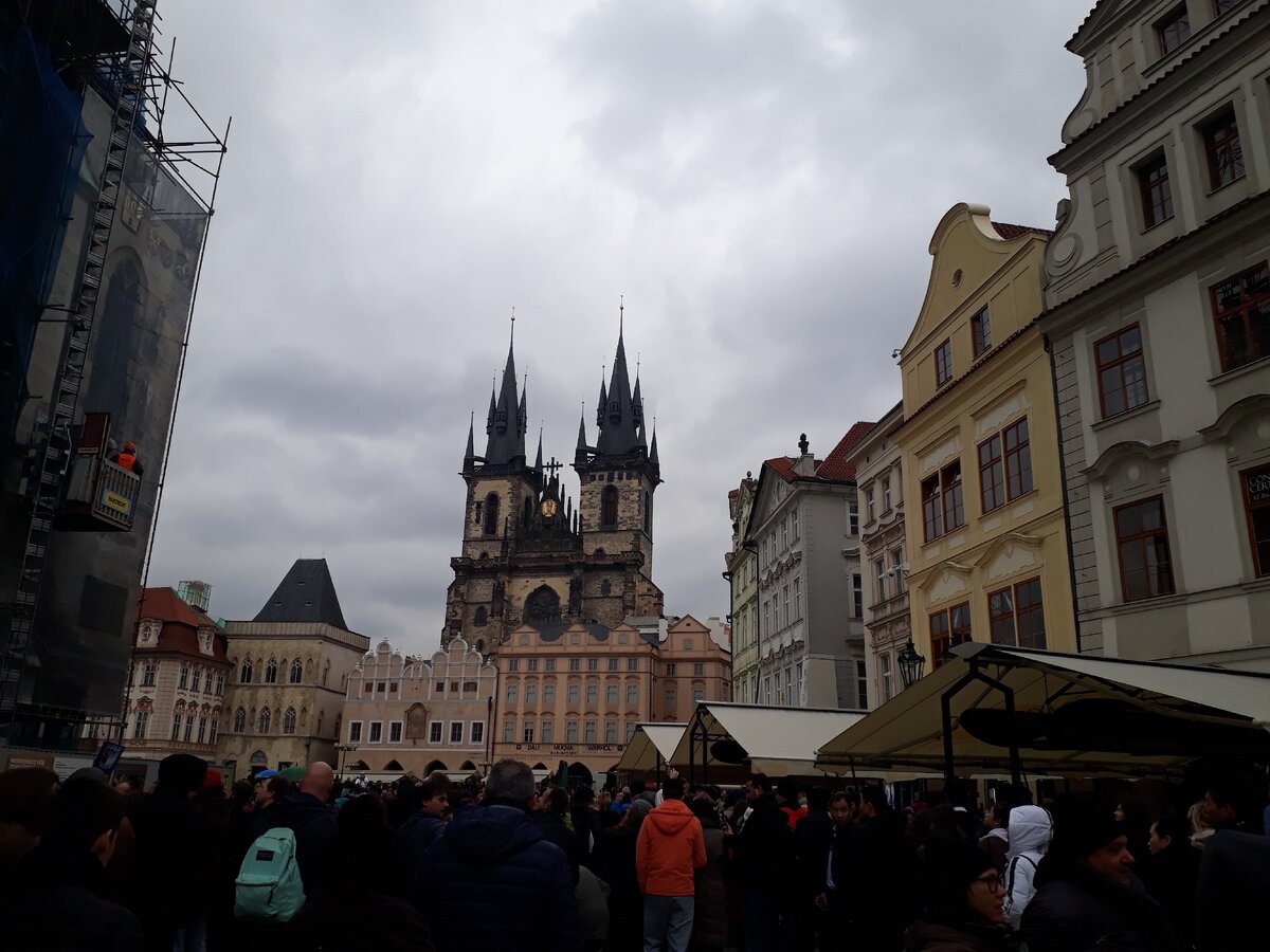 Голубого неба не хватает, зато народу с избытком..