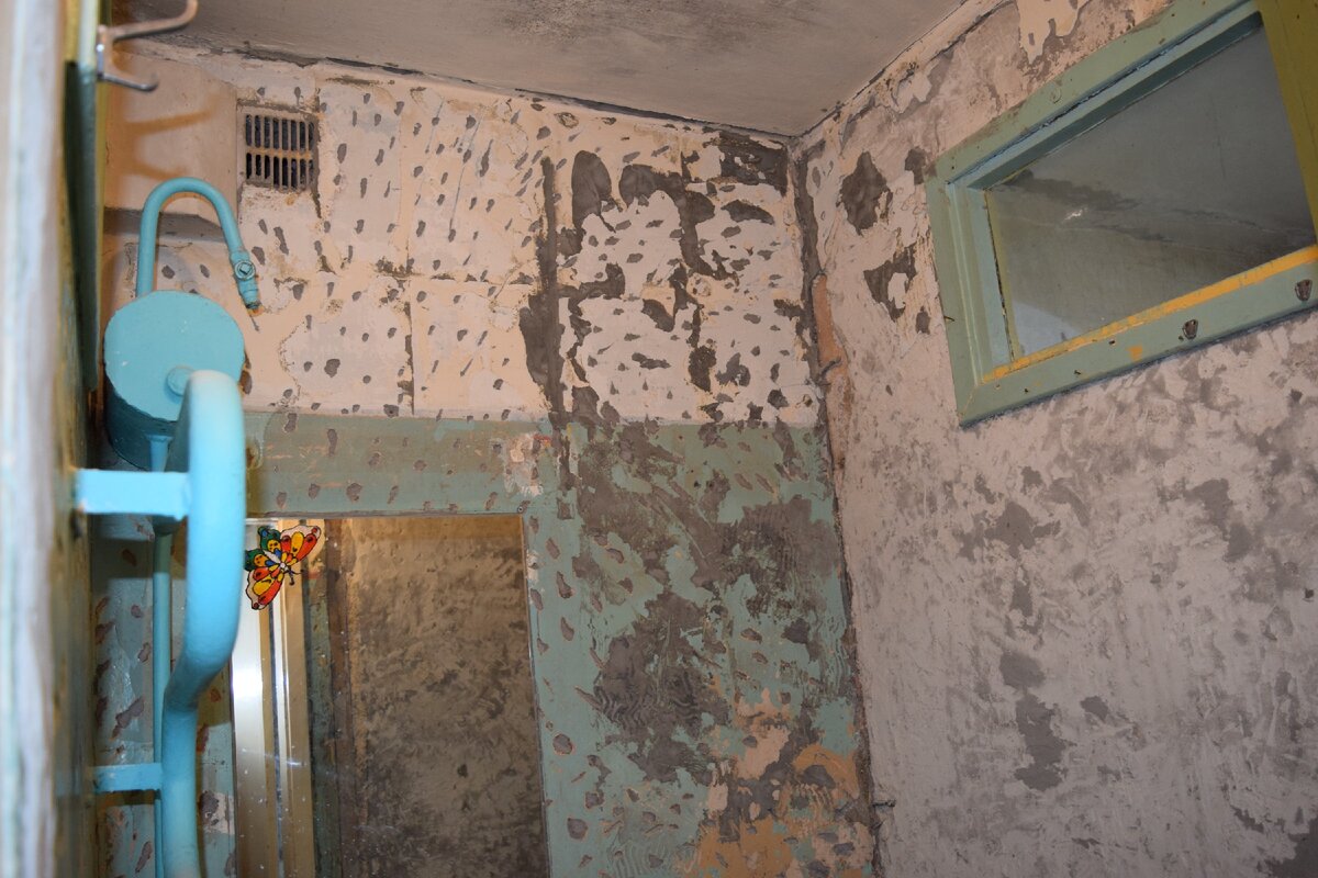 Старая плитка сбита.