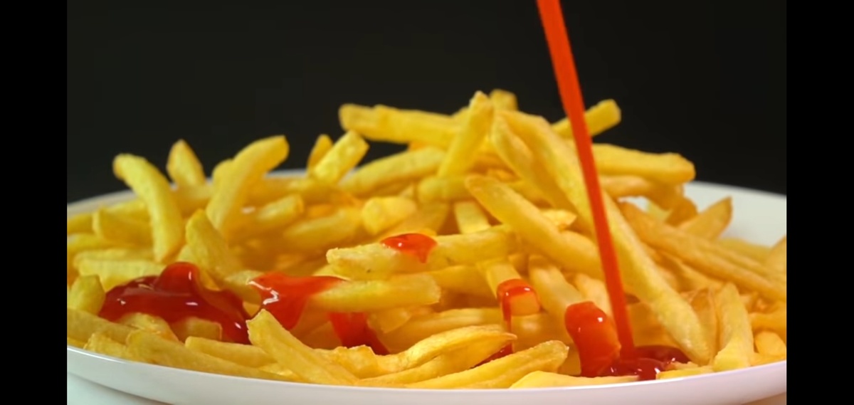 Сюда же относятся и картошка фри и нагеццы и вообще все приготовленное на жареном масле или во фритюре. Жареное масло - это канцероген. В каждой пачке чипс содержится и глютомат натрия, и фосфат натрия, и многое-многое другое, что не рекомендуется к употреблению. Все это грустно, потому что чипсики я люблю и удержаться порой не могу. 