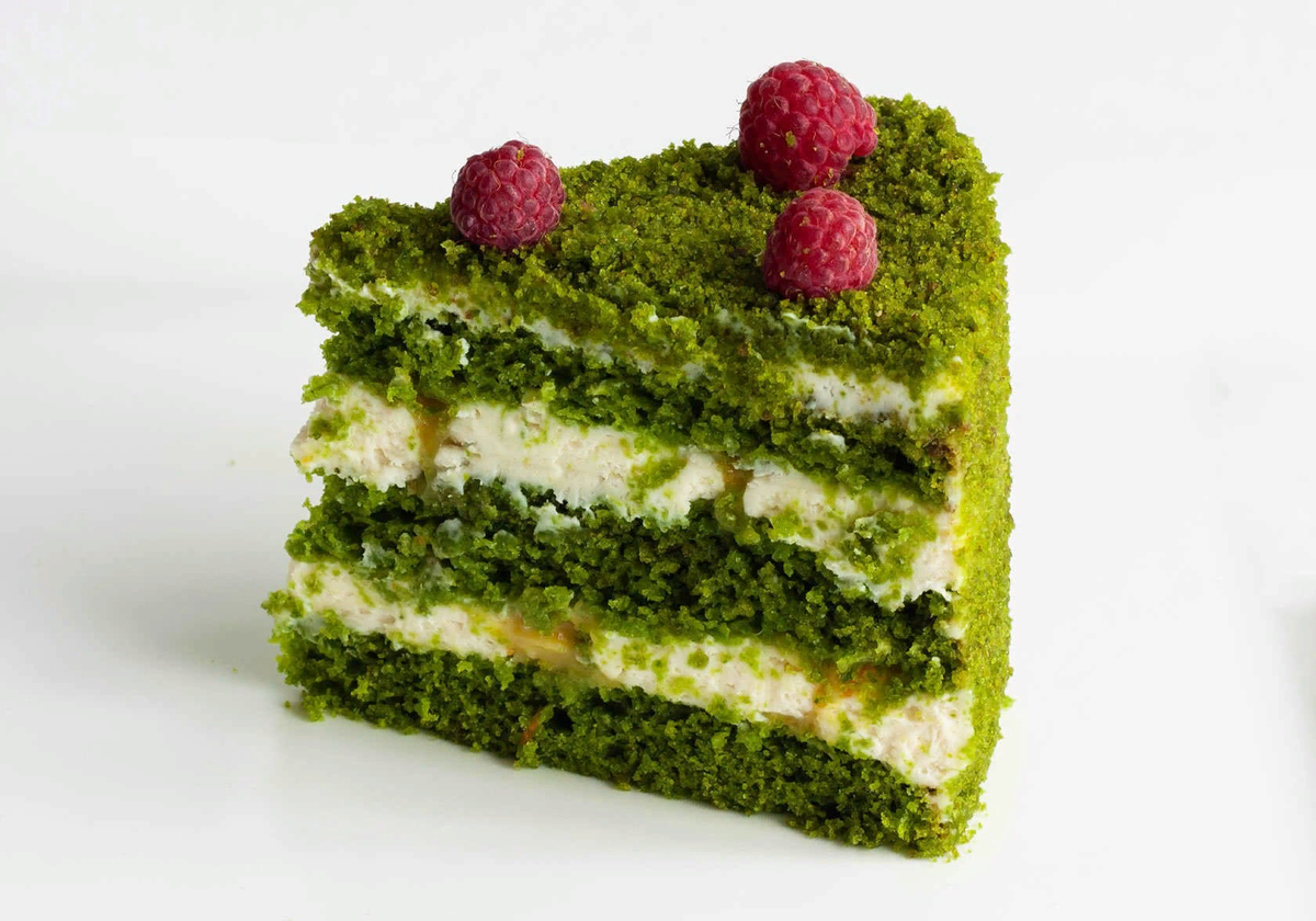 Такого цвета или чуть светлее получится бисквит. Хорошо сочетается с творожным кремом и малиной. Фото не мое, у меня было некрасиво очень((((