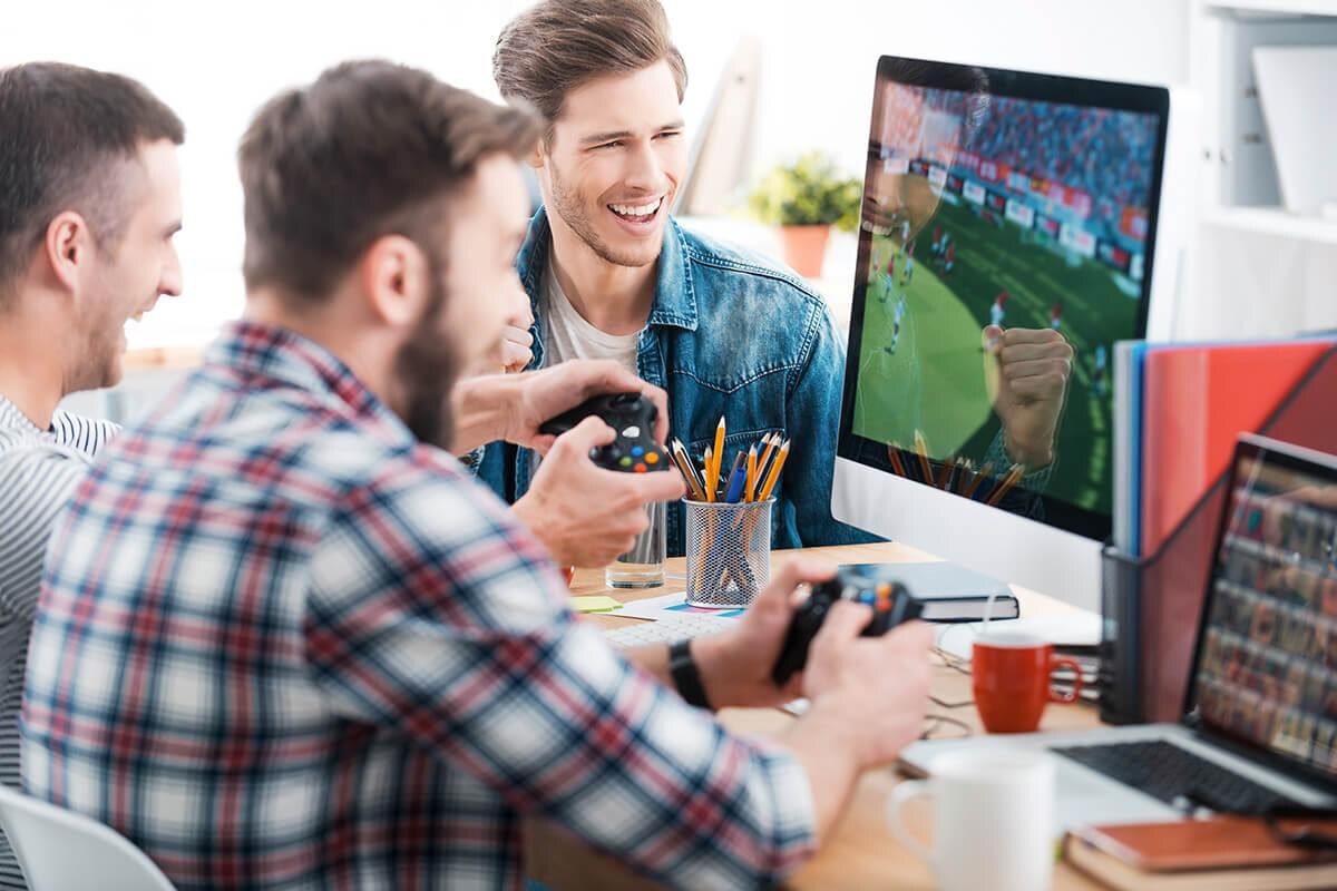 Мужики во что то играют 