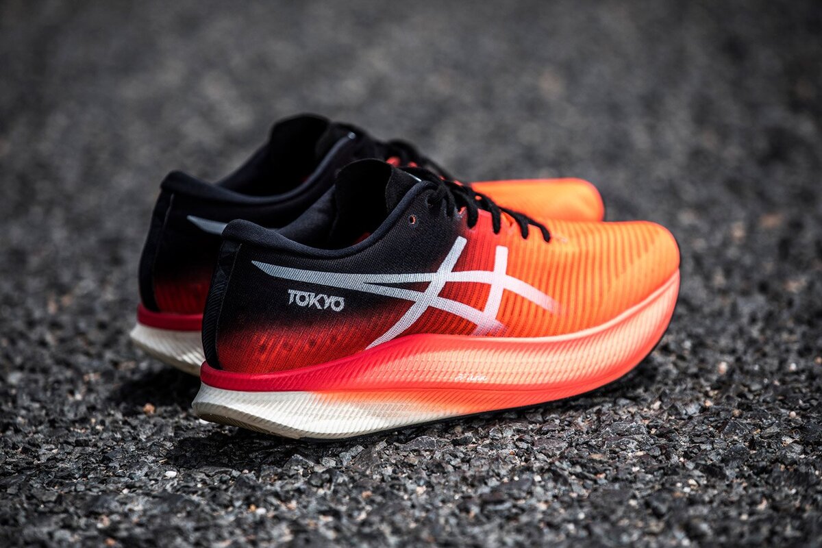 Asics Metaspeed Sky — новейшая разработка бренда со встроенной карбоновой пластиной, позволяющей заметно улучшить результат на стайерских дистанциях
