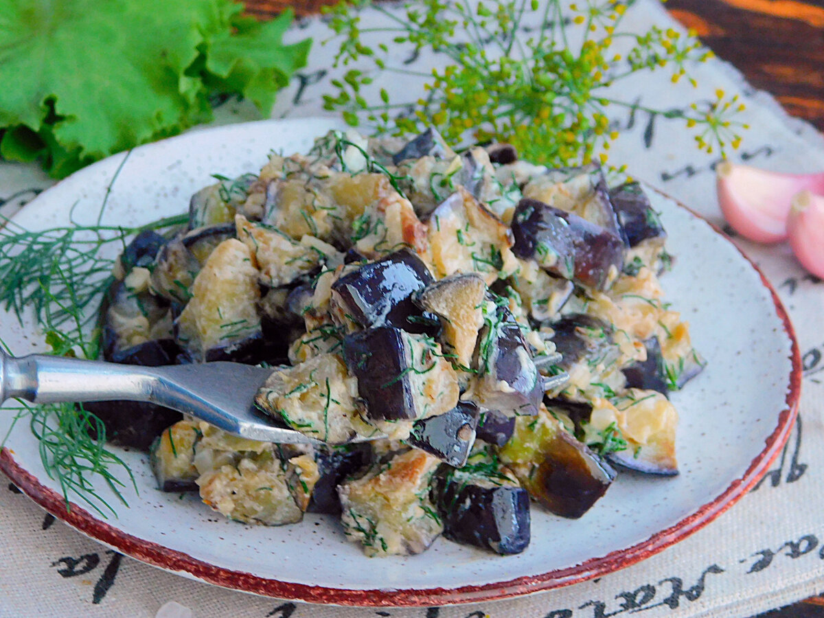 Баклажаны тушеные со сметаной и чесноком: простая и вкусная закуска всего  за 10 минут | Еда на каждый день | Дзен