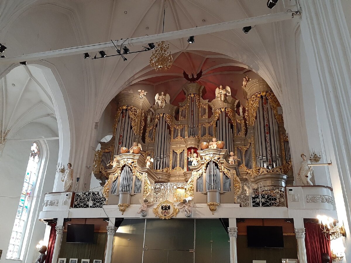 Самый большой орган в России. Концерты недолгие, но яркие. Обязательно к посещению!