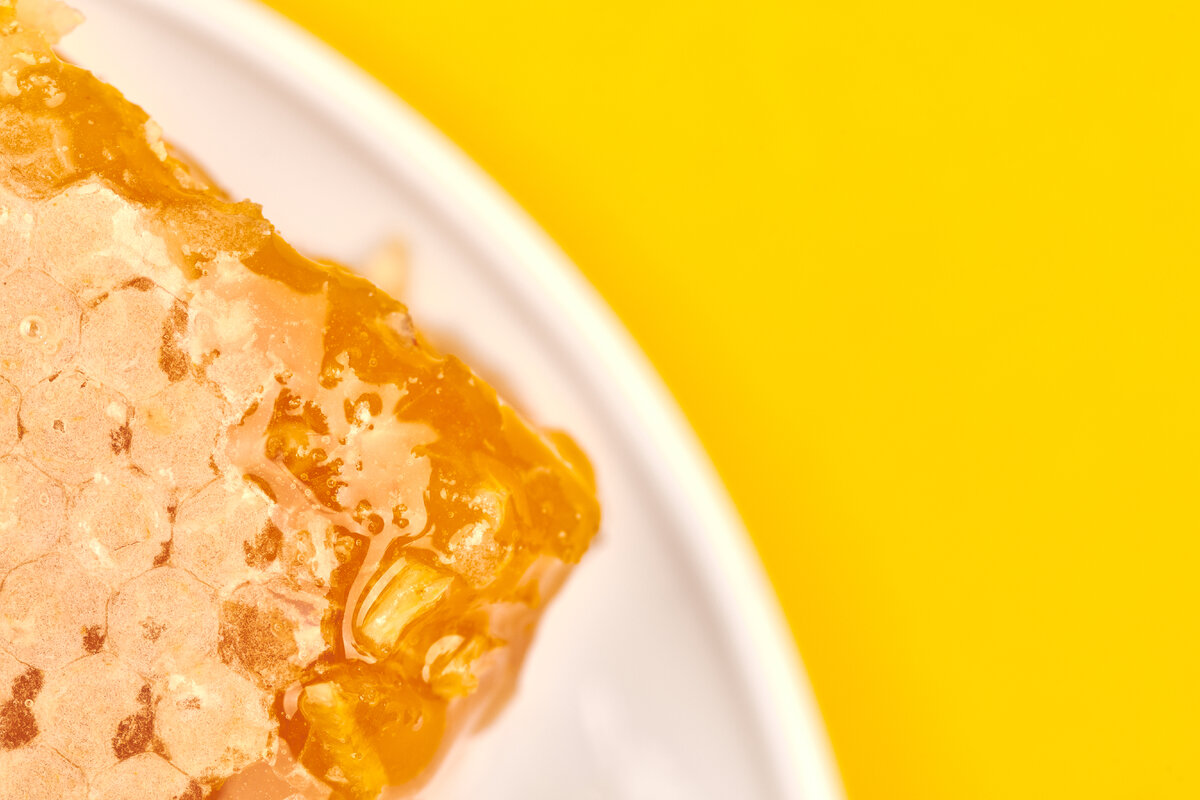 Что делать, если мёд в сотах засахарился?