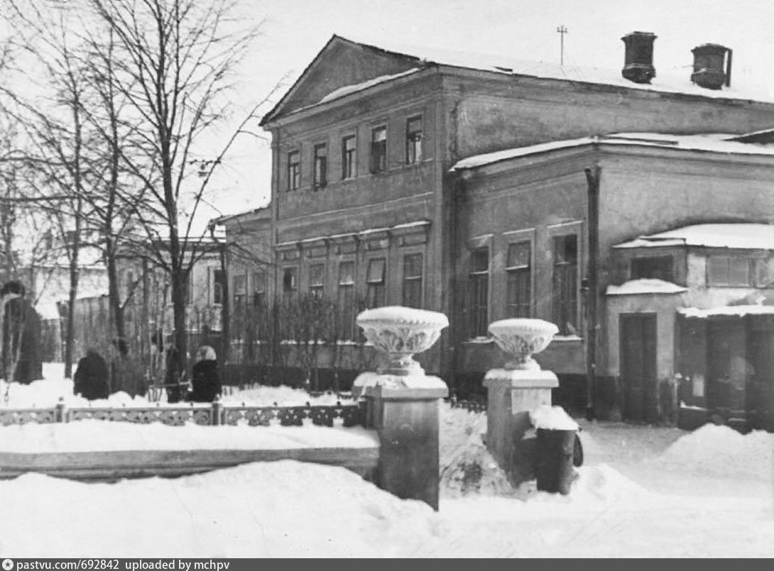 Собачья площадка, дом А.С.Хомякова, 1950 – 1960 г. Источник http://goskatalog.ru.