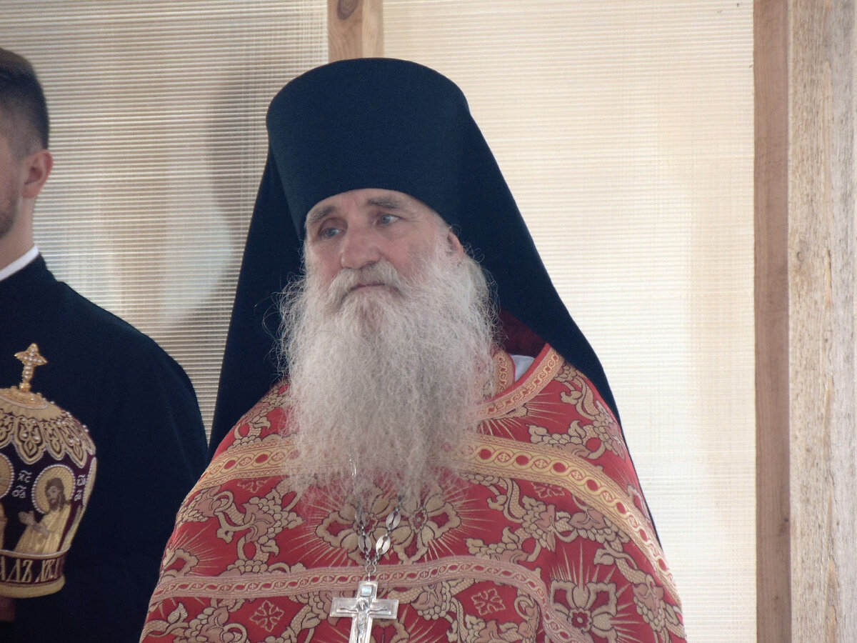 По фотографиям в интернете я представляла высокого статного человека. Оказалось, что все не так. Почему-то мне Ванга вспомнилась в старости, глядючи на него. Она очень устала к тому времени принимать ежедневно сотни людей и выслушивать их горести и печали....Полное имя Ванги, кстати, - ЕВАНГЕЛИЯ.)