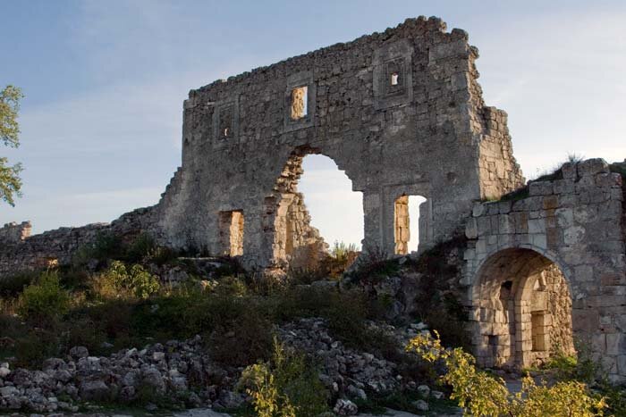 Мангуп. Фото взято в свободном доступе сети интернет