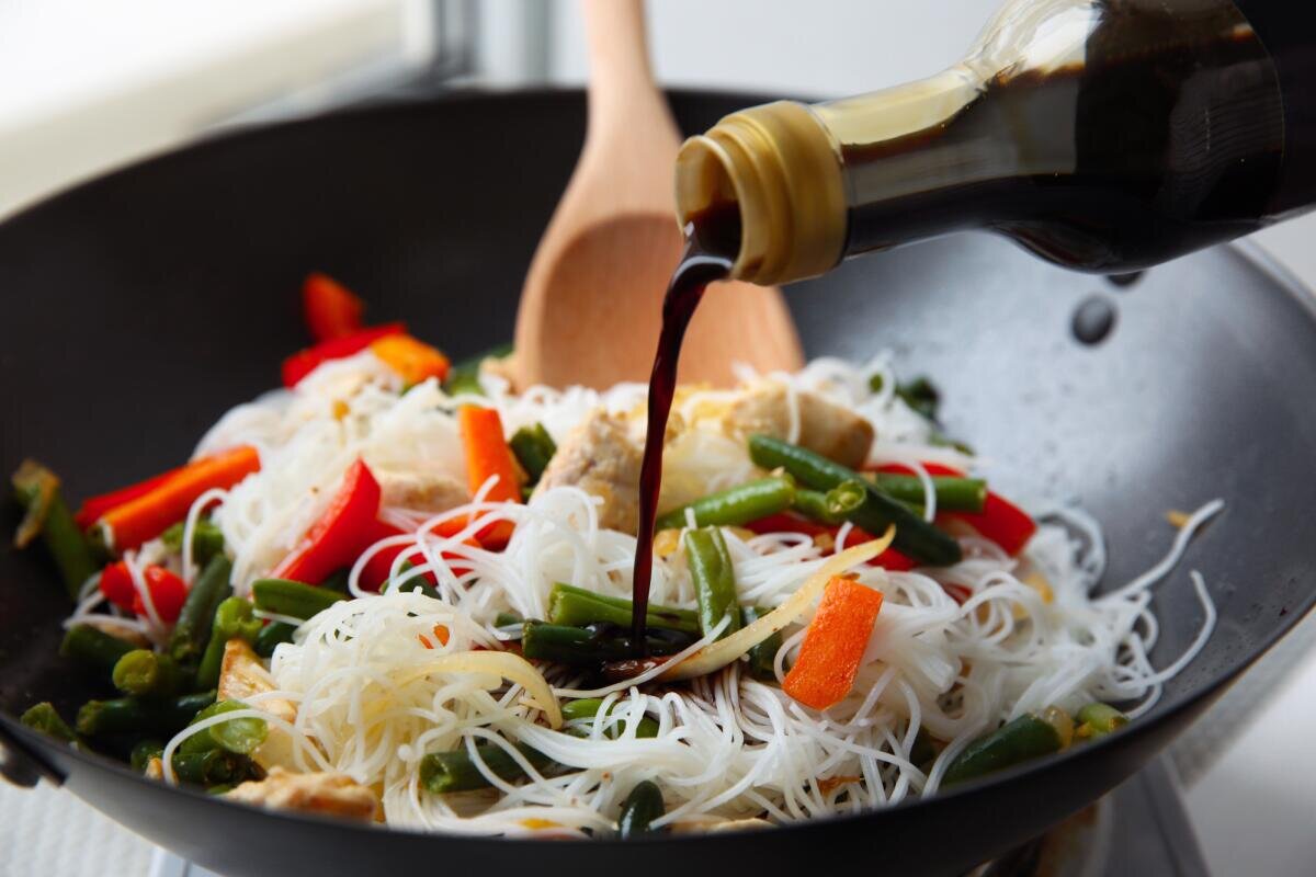 Фунчоза с корейской морковкой и свежим огурцом. Салат с соевым соусом. Соус соевый. Добавляет соус соевый в салаты. Добавляет соус соевый в салаты.