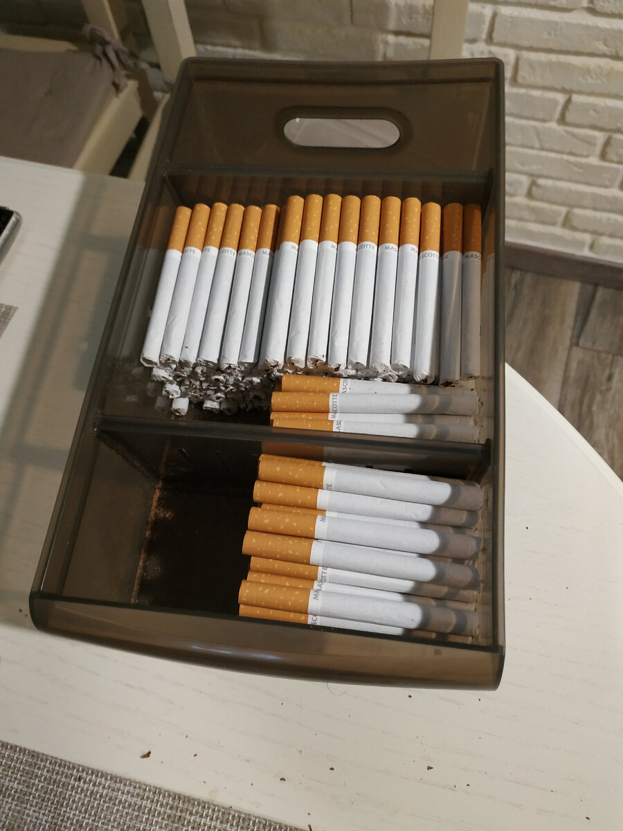 Это мой "домашний" контейнер куда я забиваю запас сигарет на неделю-полторы. Иногда на две