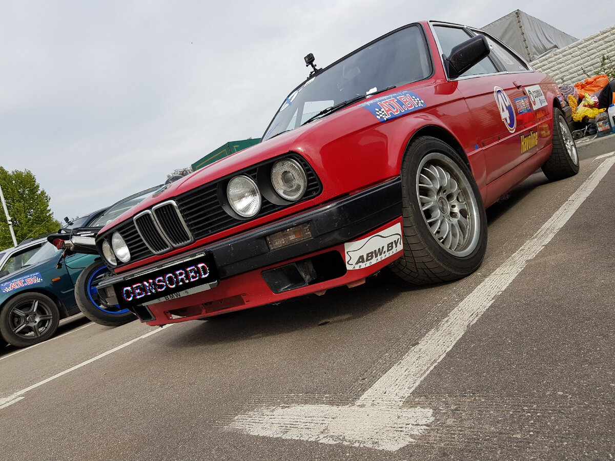 Машина участника заезда, легендарная BMW e30