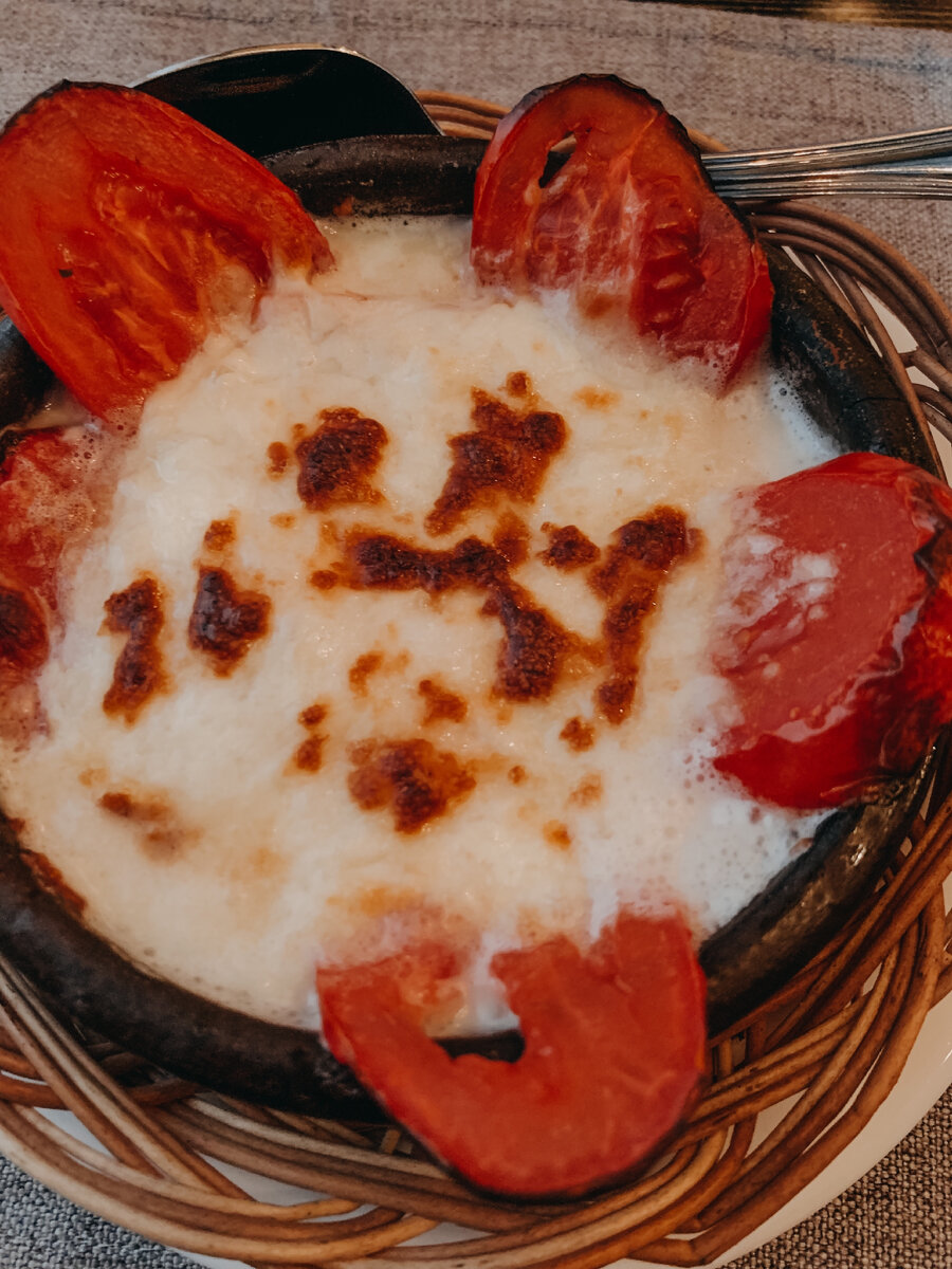 Помидоры с сыром, жареные на кеци