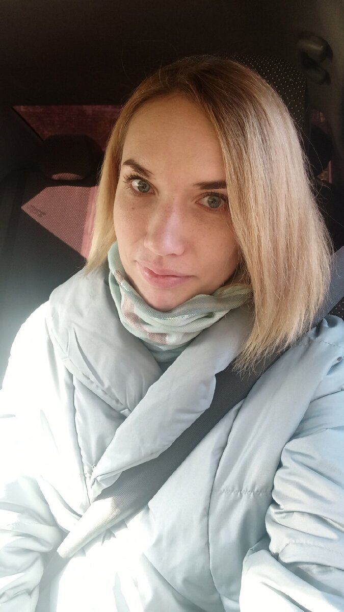 Довольная я в новой куртке