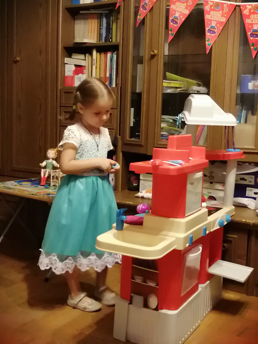 И дочь готовит. Пока для кукол)) 