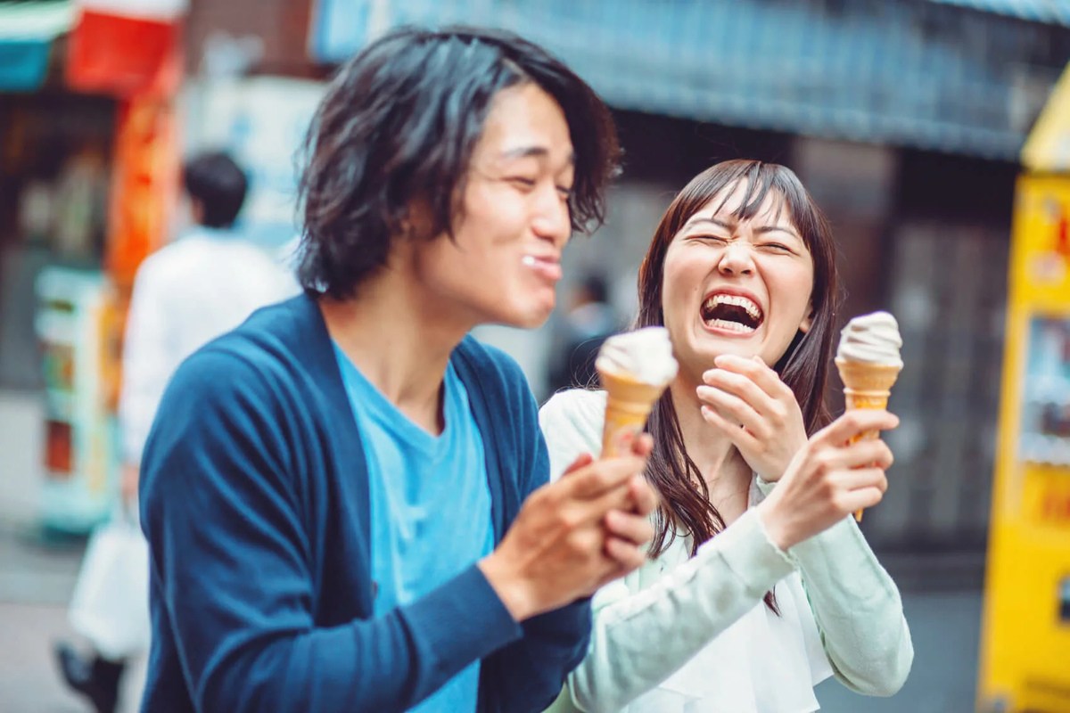 Happy japanese. Счастливые японцы. Радостный японец. Японцы смеются. Японцы пара.