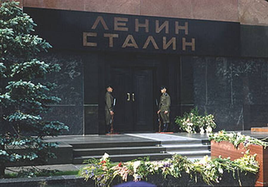 9 марта 1953 года тело И.В. Сталина было помещено в мавзолей, на нем появилась надпись " Ленин, Сталин. Фотография из открытых источников.