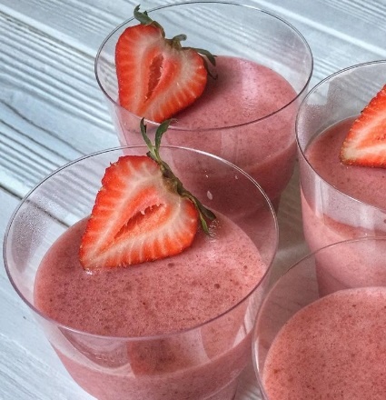 В  летнюю жару хочется только лёгкие фруктовые десерты, а когда наступает сезон клубники - просто грех не сделать мусс. Я его делала с клюквой, с яблоками, буду пробовать со смородиной, когда поспеет... сегодня клубника 🍓⠀
⠀400 гр ягод пюрировать и проварить 2 мин- далее ягоды протереть через сито, чтобы косточки на попали в мусс;⠀
⠀К этому пюре добавить 150 гр сахара и 0,5 л воды, перемешать, дать провариться.⠀
⠀Когда начнёт закипать, добавить постепенно 4 столовые ложки манки, постоянно помешивая, чтобы не было комочков. Проварить 5 мин.⠀
⠀Дать немного остыть и взбить миксером. Кастрюлю в которой варилось пюре я поставила в тазик с ледяной водой, так оно быстрее остынет и лучше будет взбиваться. Мусс должен посветлеть и увеличиться в объёме. Перед подачей я охлаждала несколько часов в холодильнике 👌🏻⠀
⠀Из этого количества у меня получилось 6 порций