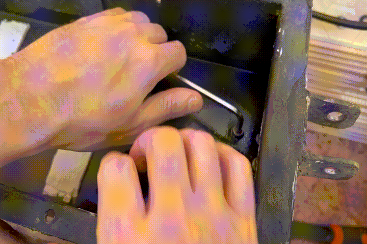 Откручиваю винт с закисшей резьбой.