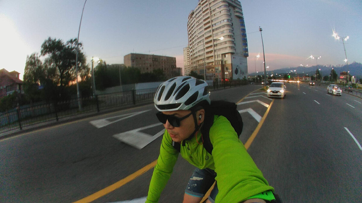 Проспект Аль Фараби в Алматы совершенно не приспособлен для велосипедного движения. Но асфальт там хороший, поток машин без светофоров и, поэтому, велосипедистов там много.