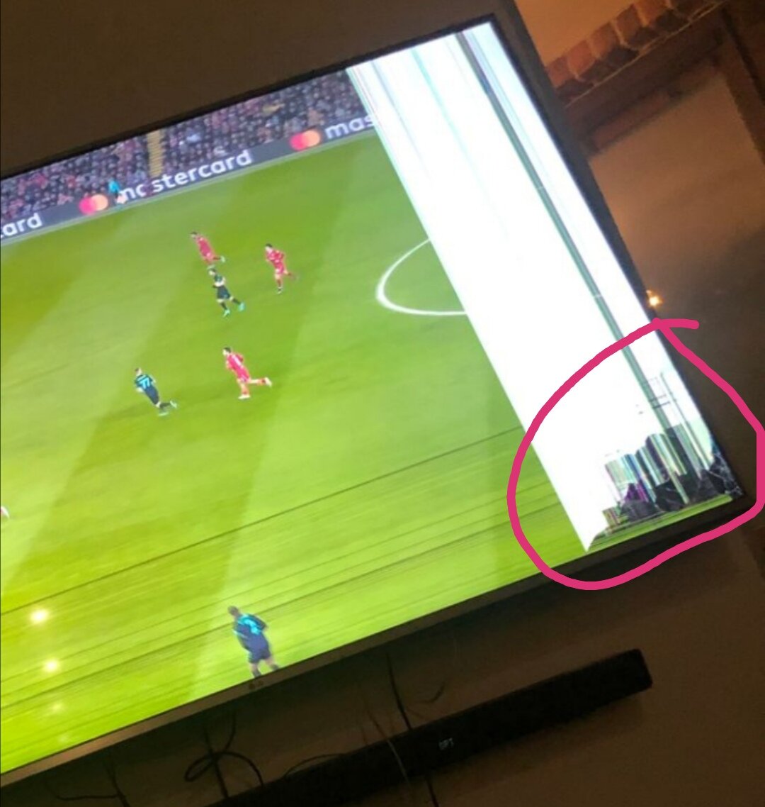 Типовая ошибка при самостоятельном вмешательстве не имея опыта, обычно это телевизоры LG. После замены подсветки криво собрал и начал застёгивать рамку. Вот результат.