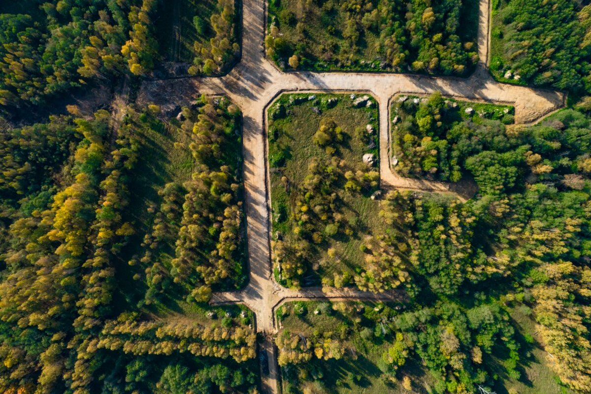 Рекомендуем делать вынос границ участка в натуру до начала строительства: стоимость работ минимальна, помогает избежать больших трат в будущем. 