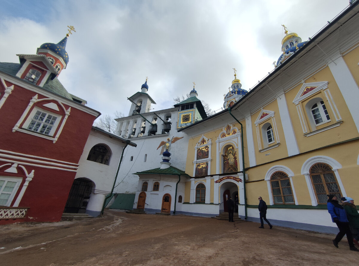 Вход в пещеры на фото расположен справа. В самих пещерах делать фотографии не благославляют.