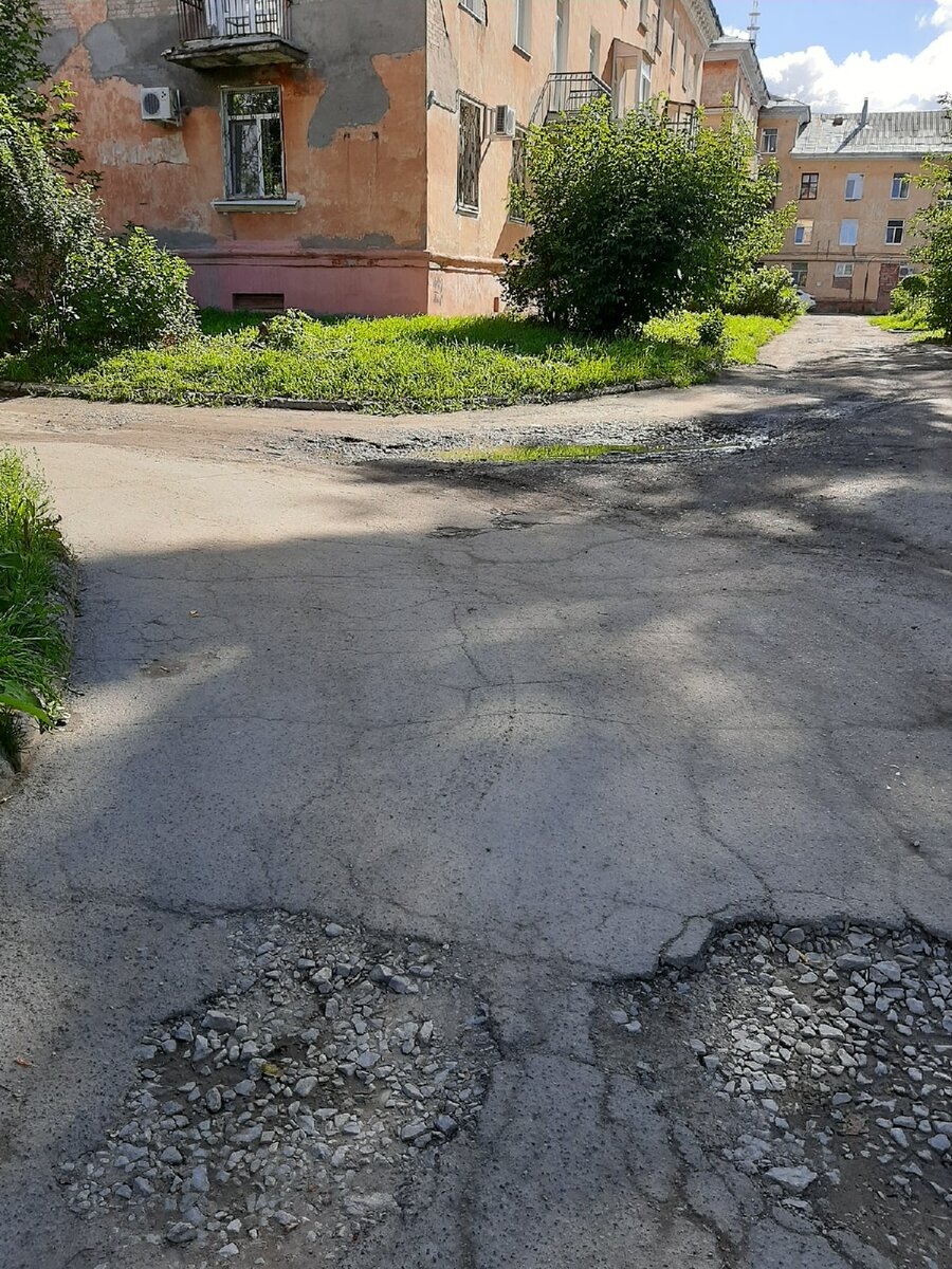 А между тем автомобилей в каждом дворе превеликое множество. Некоторые паркуются едва ли не на голове, крыше соседей. То есть дорога изъезжена вдоль и поперёк. Ходить пешком по отсутствующему асфальту такое себе удовольствие. А какой "кайф" ездить по этим территориям на автомобиле! Любитель езды по бездорожью Эйс Вентура был бы в восторге: по кочкам, по кочкам, по маленьким дорожкам в ямку - бух! - провалился петух! 