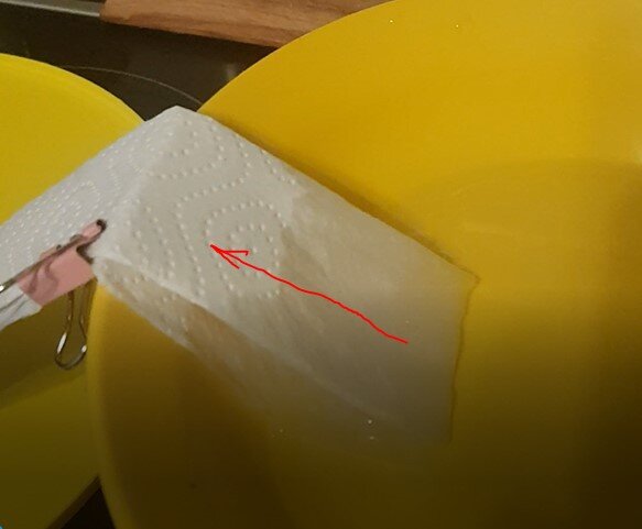 Простейший опыт  с капиллярами: вода поднимается против действия гравитации. 