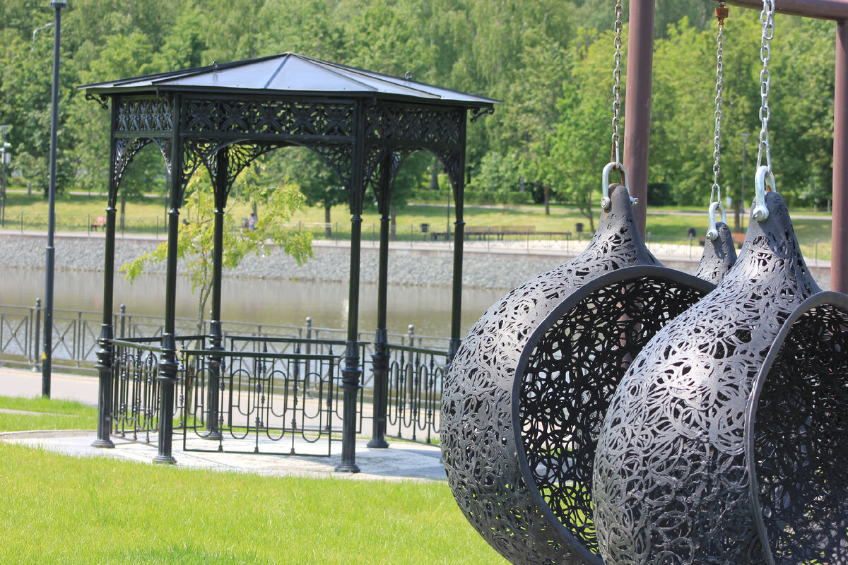 Зона отдыха на берегу городского пруда в поселке ЛМС (фото: архив «Мой район»)