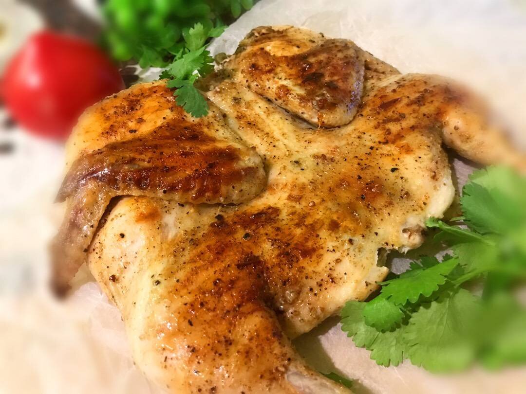 Цыпленок табака по-грузински. Цыплёнок табака в духовке с корочкой. Курица цыпленок табака. Цыпленок в духовке. Курица табака с картошкой.