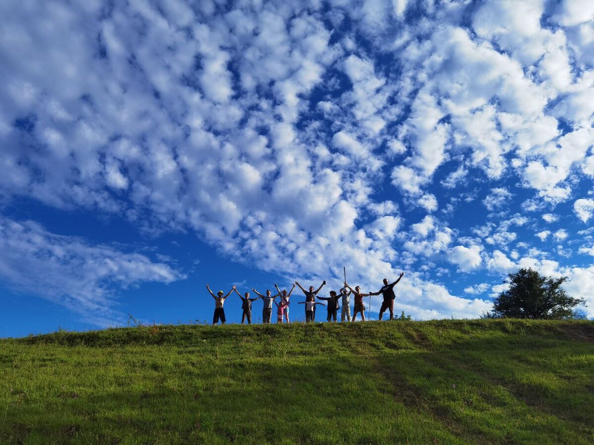 Сегодня подробно рассказываем о горной смене нашего семейного лагеря "Ромашковая поляна".
Горная смена состоится 4-10 июля.

Начинается она через 2 дня после морской (1 морская смена лагеря 19 июня - 2 июля), так что можно приехать только в горы, а можно сначала на море, потом в горы.🙂

ГДЕ ЖИВЁМ В ГОРАХ:
В горах нас ждёт обустроенная база с большой огороженной территорией. База находится примерно над Сухумом. 

Всё оборудование предоставляется на месте, тащить с собой ничего не нужно:
🏕️Палатки на деревянном настиле. 
🏕️Пенки. 
🏕️Спальные мешки. 

С собой нужно взять только удобную обувь для походов, обычные личные вещи и купальники. Горная речка с прозрачнейшей, дающей энергию водой, ждёт нас.❤️

База оборудована совершенно нормальными душами и туалетами, так что от привычных удобств отказываться не придётся. 

3-разовое питание входит в стоимость. Всё очень вкусно. 😍
При желании можно заказать привезти вам с рынка на побережье фрукты, местный сыр или что-то ещё. 

ЧТО БУДЕТ В ГОРАХ:
Самое главное, что есть на базе в горах - это совершенно потрясающее расслабление, полное отключение ото всего, что тревожит в городе, перезагрузка и свежайший, пахнущий горными травами воздух, детокс и релакс такого уровня, который в других местах просто невозможен. 
🏞️Возможность отключиться от постоянных "надо успеть" и "надо бежать", от которых мы так устаем за год.
🏞️Созерцание потрясающей красоты: горы, реки, ущелья, облака и бесконечные звёзды.

Поэтому в горной смене у нас есть время для ничегонеделания и самого настоящего отдыха. 
И условия здесь очень такому отдыху способствуют: потрясающая природа, невероятно красивые виды, большая красивая терраса с тенью для дневного релакса. 

Здесь нет магазинов и городских развлечений, куда могли бы пытаться вас затащить дети. Здесь есть природа, красота, релакс, и удовольствие. 

Для тех, кто хочет провести отдых активно, у нас в программе радиальные выходы:
🏞️К горной реке Джампал с купанием в её искристой, дающей потрясающий заряд радости и бодрости воде. 
🏞️К водопаду Шакуран по очень красивому "первобытному" каньону. 
🏞️К старинной крепости Цабал. 
🏞️К горном озеру Амткел. 
🏞️На природную смотровую площадку, с которой открывается вид на два ущелья - реки Кодор и Джампал - горное озеро Амткел и заснеженные вершины Большого Кавказского хребта. 

Выходы разной сложности - от получаса к реке до 25 км туда-обратно к озеру Амткел. 
Можно участвовать в каждом или в части по желанию и возможностям.🙂

А на базе мы будем:
🏞️Прежде всего отдыхать и ещё раз отдыхать, релаксировать, наслаждаться первозданной природой и эмоционально перезагружаться, набираясь энергии на весь год. Здесь не будет занятий от и до, будет время на созерцание и спокойствие. 
🏞️Будем общаться в хорошей компании, лежать в гамаках, отдыхать на красивой веранде, расслабляться и быть только здесь и сейчас - в этой красоте и свободе.
🏞️Но занятия все-таки будут - исключительно по желанию.🙂 Для детей - подвижные и настольные игры и творчество. 
🏞️А взрослым мы предложим очень интересные и полезные занятия для улучшения психоэмоционального состояния, возвращения в тело и в себя, резкого повышения веры в себя и ощущения счастья. Это наша авторская программа, мы делаем её уже несколько лет, и неизменно получаем восторженные отзывы: у участников получается осознать много важного, прочувствовать новое и, вернувшись в город, внести очень классные изменения в свои обычные дни. 
🏞️Для тех, кто готов вставать рано утром, до завтрака будет йога. 
🏞️Вечерами у нас запланирован костер и интересные, весёлые игры для взрослых и детей. 

СТОИМОСТЬ лагеря:
*25 тыс. руб. взрослый.
*18 тыс. руб. ребенок до 14 лет.

В стоимость лагеря включено проживание, питание, радиальные выходы с инструкторами и вся программа лагеря на базе, групповой трансфер от Сухума и обратно. 
Дорогу до базы местные турфирмы продают как отдельный сафари-тур. Так что у нас настоящее интересное приключение начнётся ещё по дороге в лагерь.🙂🤗

Если вас нужно встретить в другом месте/в другое время, это тоже возможно - за дополнительную плату.

База предоставляет нам палатки, пенки и спальники, тащить с собой ничего не нужно. 

Официально мы приглашаем в лагерь семьи с детьми от 7 лет.
Но если у вас есть дети младше, и вы всё равно хотите поехать, мы вас с радостью возьмём, если вы знаете, что для вас и вашего ребёнка будет комфортно жить в палатке и ходить по горам.🙂
Ребенок сможет участвовать в детском творчестве (но скорее всего, ему понадобится ваша помощь) или быть рядом с вами во время взрослых занятий (при условии, что и ему, и участникам занятий это не доставит дискомфорта). 

Любые вопросы можно задавать в комментариях - мы всё подробно расскажем.🤗

А если вам хочется и в горы, и на море, у нас есть ещё и 3 смены семейного лагеря на побережье. Поселок Агудзера, 20 мин от Сухума. 
Первая морская смена заканчивается за 2 дня до начала горной. Так что если по времени у вас получается, можно удобно совмещать. 

Также можно провести несколько дней на море перед горной сменой или после самостоятельно рядом с организаторами - мы поможем с размещением и подскажем на месте всё, что нужно.🤗

Или приехать точно на неделю в горы. Как вам удобнее и приятнее.🙂