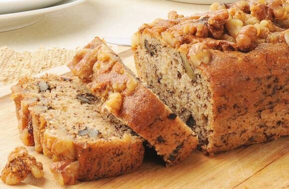 📖 Ингредиенты:

- Яйцо - 2 шт. 
- Ванилин - 6 г. 
- Сливочное масло - 100 г. 
- Разрыхлитель -10 г. 
- Мука - 200 г. 
- Сахар - 100 г. 
- Изюм 100 г. 
- Грецкие орехи - 100 г. 

🧑🏻‍🍳 Приготовление:

1. Яйца взбить в пену, добавить ванилин и сахар. Ещё раз хорошо взбить.
2. Добавить тёплое сливочное масло, хорошо перемешать до однородности.
3. Изюм предварительно замочить в горячей воде на 10 минут. Хорошо промыть. Грецкие орехи нарезать.
4. Добавить в масляную смесь изюм, разрыхлитель и муку. Замесить однородное тесто без комочков.
5. Тесто выложить ровным слоем в форму, сверху посыпать нарезанные орехи.
6. Выпекать при температуре 180 градусов около 20 минут.
7. Нарезать, подавать с сахарной пудрой.
