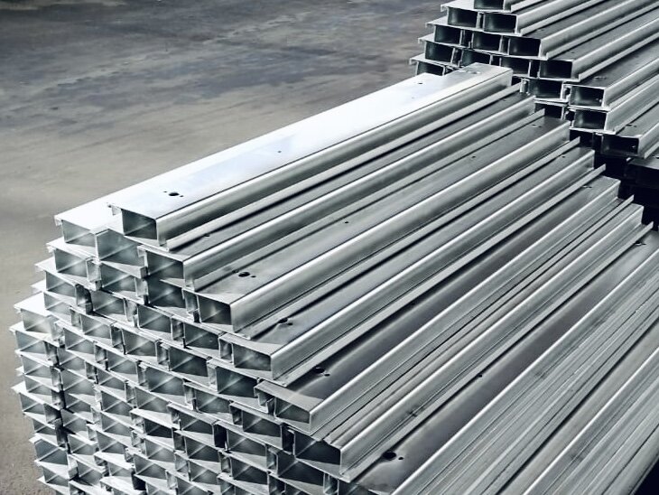 Большинство элементов в периодической таблице это металлы, плюс есть многочисленные сплавы, состоящие из смесей металлов.