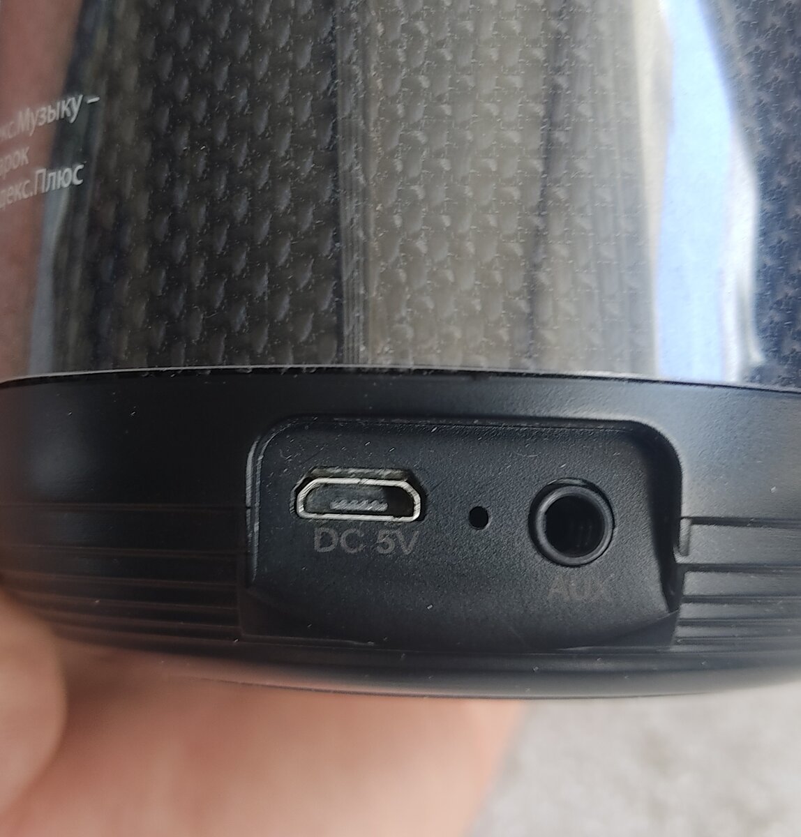 Разъёмы AUX и microUSB  колонки Elari SmartBeat