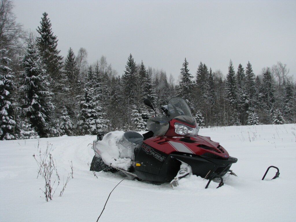 Небольшие пробеги намекают, что эти снегоходы больше стоят в ожидании запчастей, чем ездят. Источник фото - snowmobile.ru