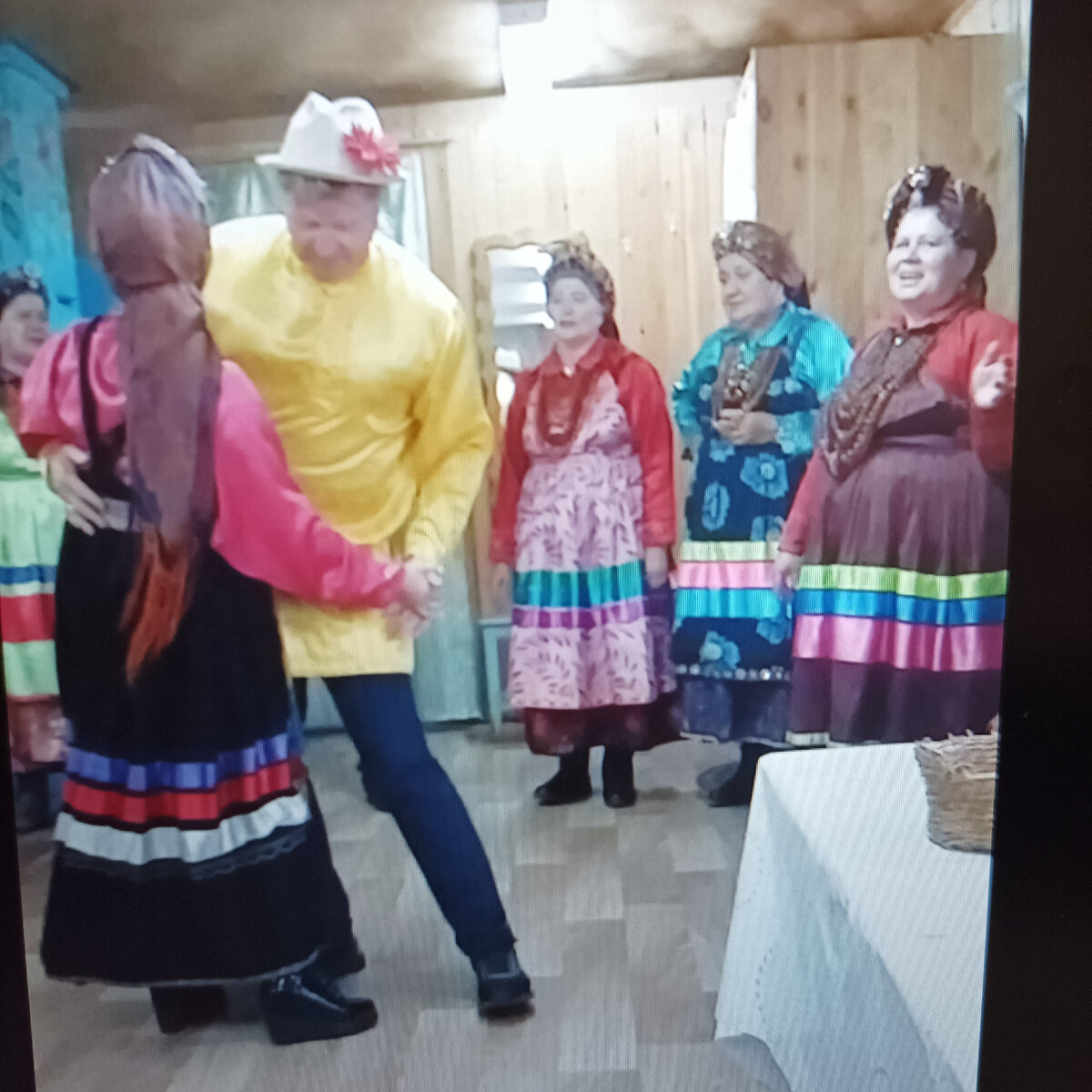 Туристов нарядили в жениха и невесту для импровизации свадьбы. Фото автора