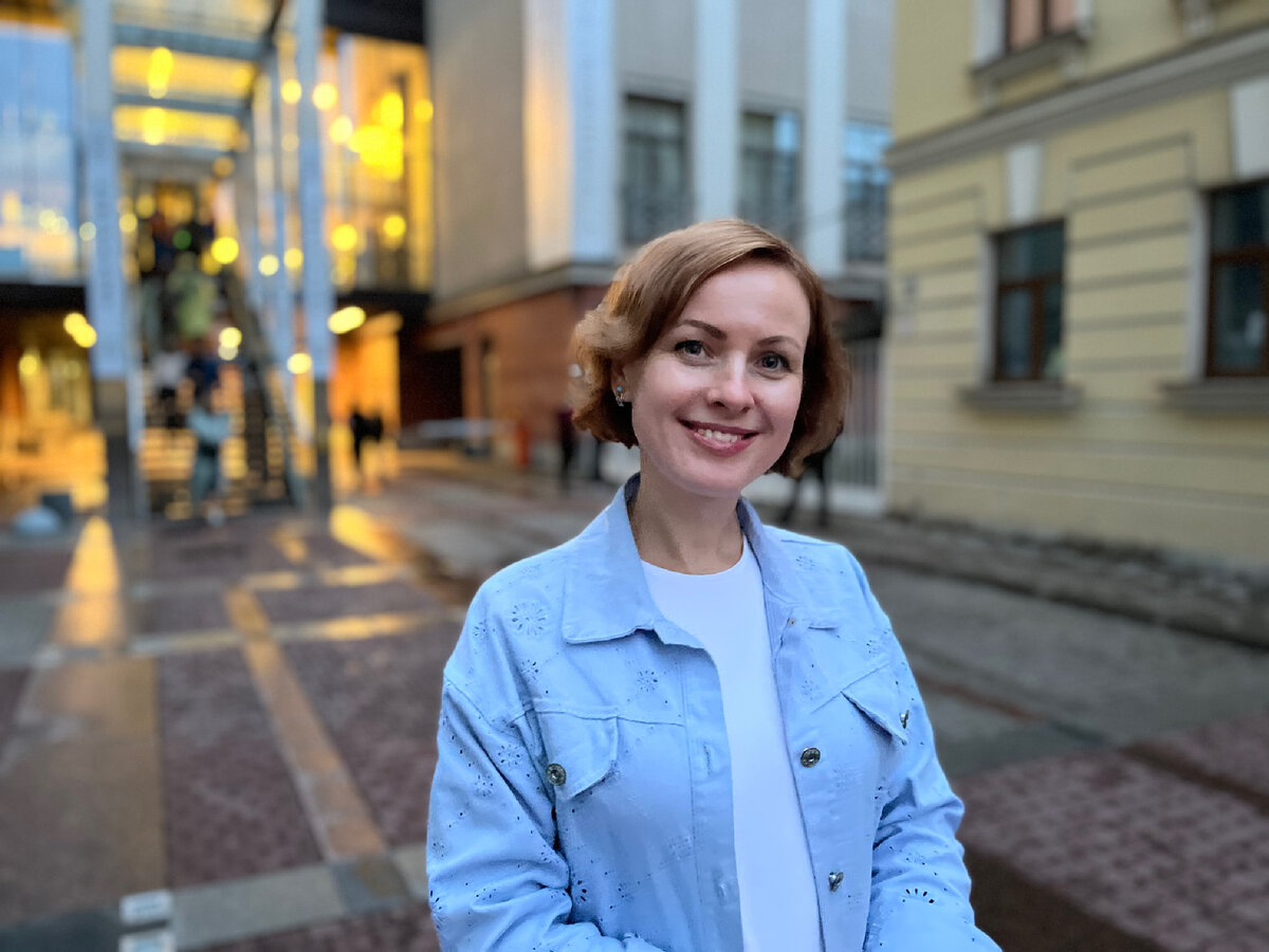 Стою такая вся, культурно обогащённая после Александринки🤪 Фото сына автора. 