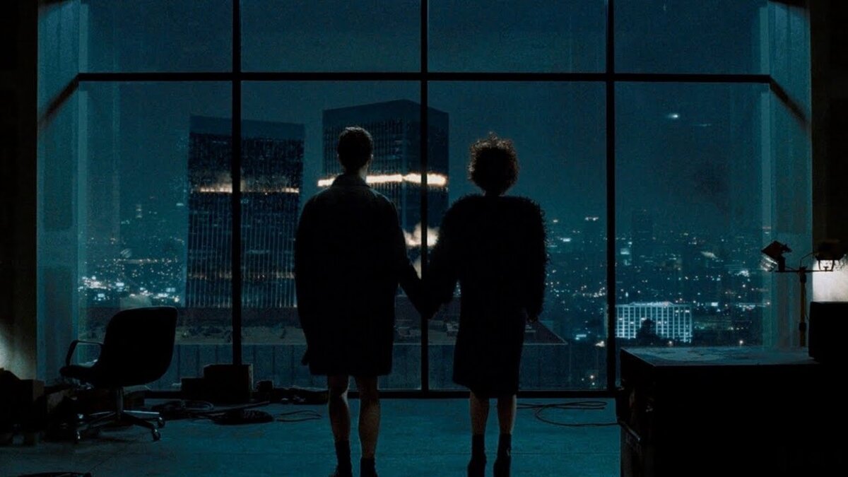 В оригинальной версии герой Нортона и Марла наблюдают за взрывами зданий, в китайской — этой сцены нет вообще. Зато есть титр, который подробно объясняет, что всё закончилось хорошо: полиция предотвратила взрыв, а виновного положили в психушку.