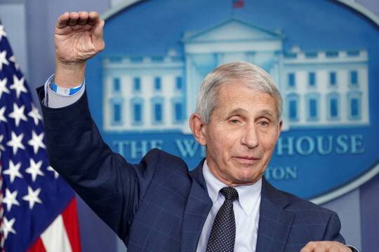    В США возмутились из-за спокойного ухода на пенсию вероятного создателя коронавируса Энтони Фаучи