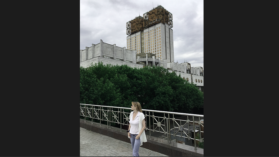 На снимках в галерее автор статьи  глотает слюнки, любуясь высоткой РАН. :) Ведь автору удалось побывать там внутри лишь... на концерте команды КВН старого Пятигорска, но не на подземных этажах и не в секретных лабораториях